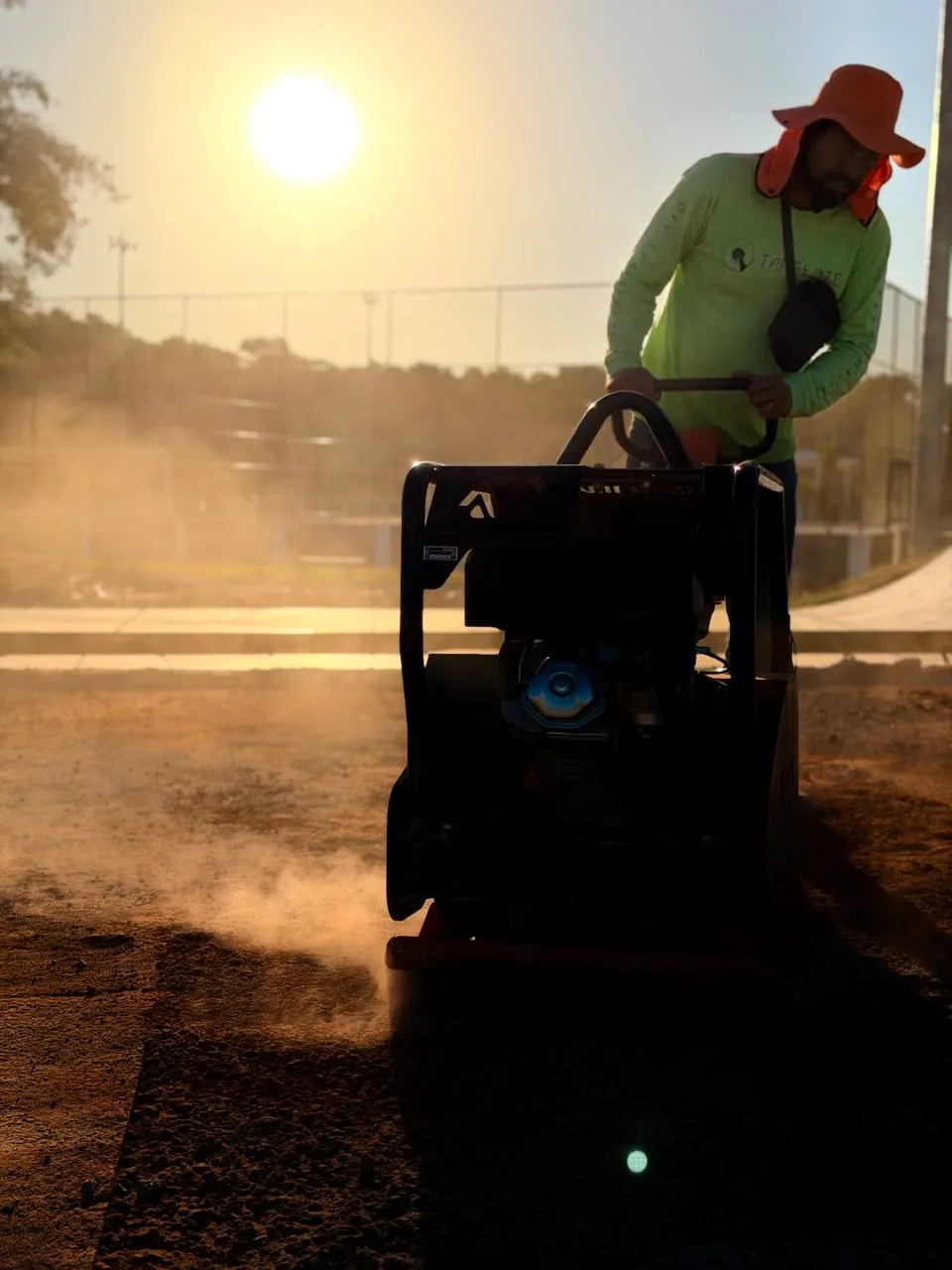 Profissional da Tangente compactando a base de uma pista de skate em construção