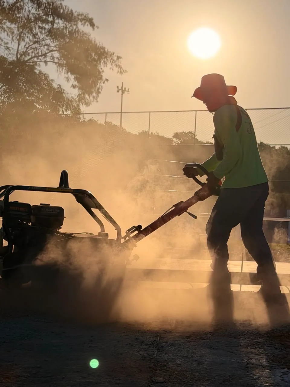 Trabalho técnico de preparação da base de um skatepark