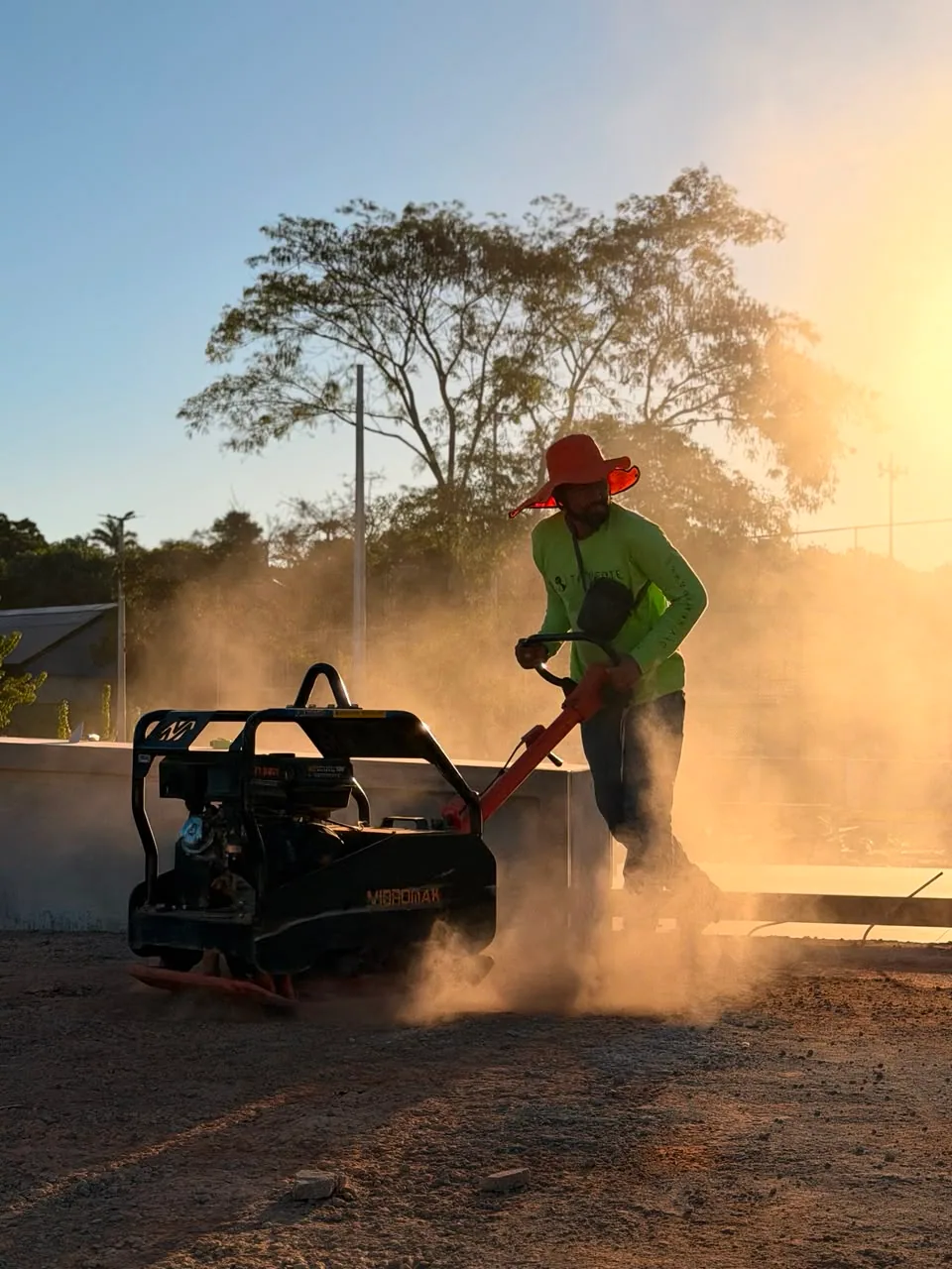 Profissional operando compactador em etapa de construção de pista de skate